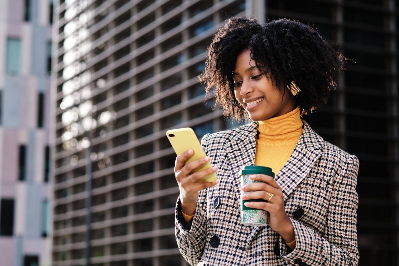 Mulher usando celular